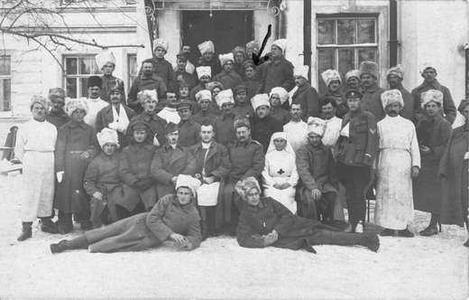 1_Josef Janáček označen na fotografii z vojenského lazaretu kdes